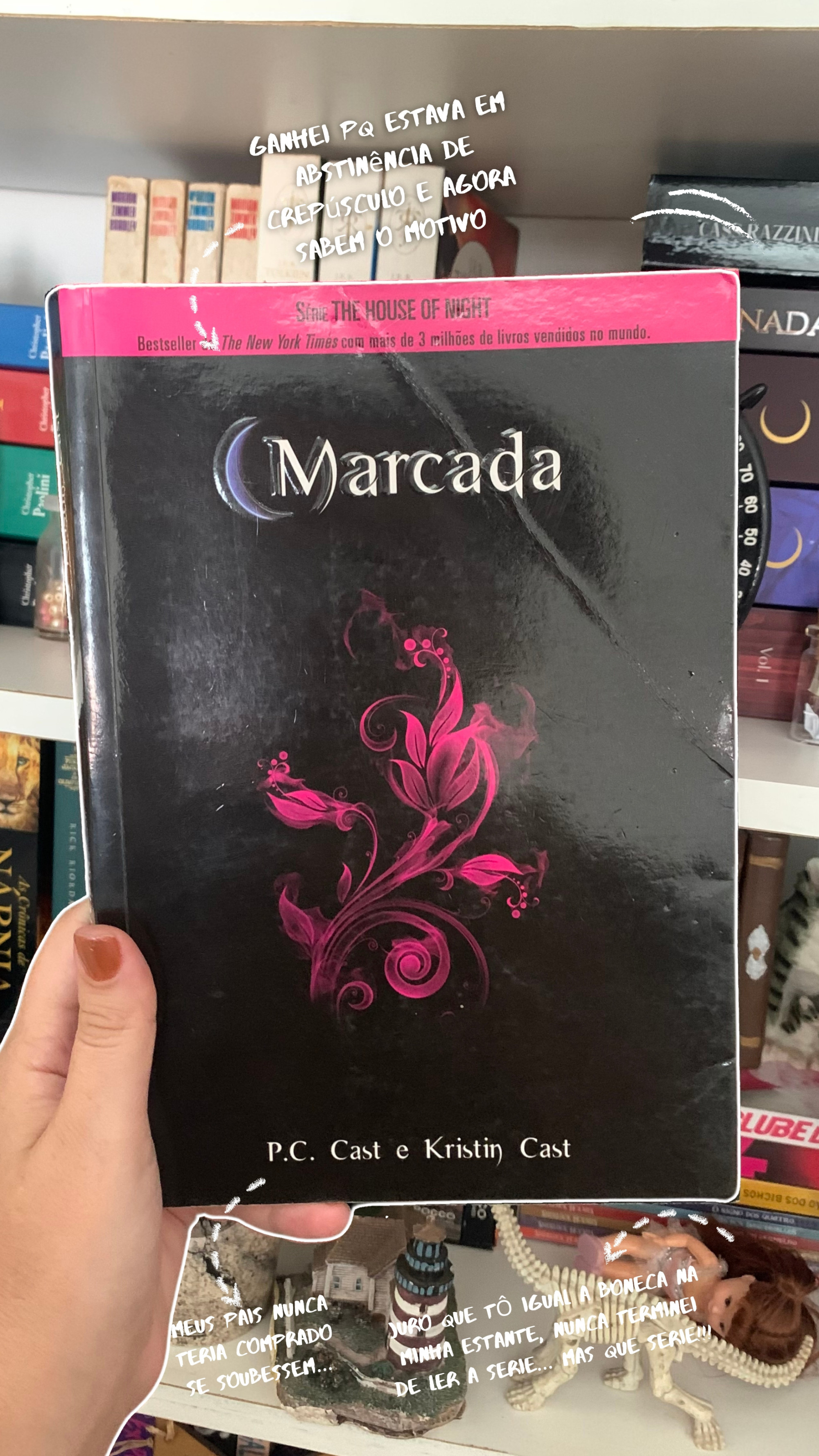 #desafio: Conte para nós sobre um livro que você já leu mais de uma vez ou especificamente o livro que você já leu mais vezes. O que te motivou?

As marcas que a capa desse livro tem já mostra que foi o mais lido de toda a minha estante, Marcada é o primeiro livro da série The house of night, hoje tenho a série completa, mas na época foi bem dificil conseguir.
Não era e nem é tão conhecida, foi lançada quase ali com Crepúsculo, e como já sabem... Eu estava em abstinência com Crepúsculo, e foi quando meu pai comprou esse livro.
Ele não compraria se soubesse que os próximos teria umas cenas beeem digamos, quentes e nada conservadoras. Talvez minha mãe, sim, ela sempre me disse que prefere ela me mostrar do que eu aprender por conta própria ou de forma piores.
Hoje tenho todos os livros, não da mesma edição, o box dos últimos livros é bem decepcionante a impressão, mas é o que tem por enquanto.
Na época era muito mais difícil encontrar, não foi tão conhecida, não que seja hoje, mas quando comecei a ler foi algo pra mim... BEM MELHOR que Crepúsculo.
Não sei quantas vezes li esse primeiro livro da série, mas como consegui até o terceiro livro, devo ter lido o primeiro mais de 3 vezes a ponto de ter decorado. 
Ele não é sobre uma garota que se apaixona por um vampiro de 57454 anos, ela é a vampira. É uma mistura de Harry Potter com Crepúsculo, era tudo o que eu precisava e ainda preciso, não terminei ainda e soube que a autora escreveu dois livros de comemoração. Se eu amo essa autora? Nossa, tudo que eu queria que a Meyer tivesse feito, essa fez, entregou um universo recheado com mais de 12 livros, pode ser até bobos, mas entregou.
 E foi a autora internacional que me fez acreditar que poderia estar aqui hoje, mesmo que não seja uma Meyer com um Crepúsculo da vida, mas que sonhos podem ser realizados e alguém pode se inspirar em mim também. (Claro que a minha base de autores foram nacionais, mas esse livro tem o título "marcada" e um significado enorme)