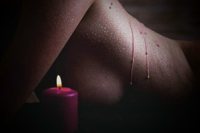 RENDA

Minha pele suada,
Calcinha de renda;
O pingar de uma vela,
E eu, rendida por ela.

🅢🅔🅧🅧🅧🅣🅞🅤