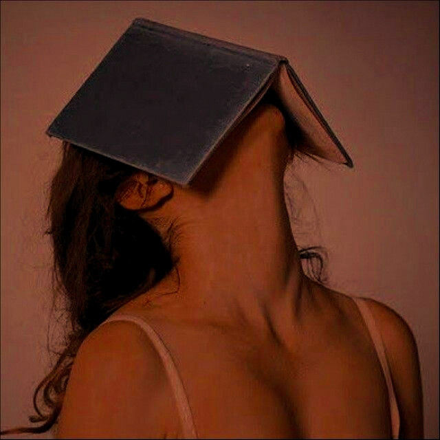 Leitura

Me leia
mas não me traduza
Me abre e me usa
que hoje eu te ensino
interpretação de sexo.

#sexxxtou 🧑🏽‍🏫