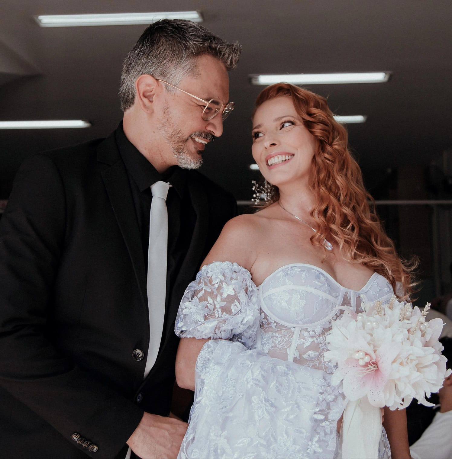 Ele me amou em silêncio
Por tantos dias... 
Meses. 
Sem me falar uma única palavra, 
Ele apenas me olhava viver, 
Me incentivava a ser, 
Sem nunca, nada esperar. 
Sorria, quando me via sorrir 
E me dava o ombro, o colo e os ouvidos, 
Pacientemente, 
Quando eu precisava chorar. 
Me entendeu, estendeu a mão. 
Me trouxe um pouco de si mesmo, a cada opinião. 
Sem nunca, nunca me influenciar sobre qualquer coisa que fosse. 
Minhas opiniões, eu mantinha, intactas, seladas e comprovadas, com minha própria experiência de vida. 
Não que eu não quisesse mudar, mas entenda, eu já tinha idade suficiente, para não mais acreditar. 
Principalmente no amor. 
E certo dia, já tenso pelo que sentia, ele se abriu, e eu me fechei. 
Me fechei para o que ele havia me confessado, sem pretensão de pensar, imaginar sequer, qualquer coisa em troca. 
Foram três dias. 
Foram mais de mil palavras. 
Se desculpando, se culpando, tentando se redimir, da dor que me causou, tentando me rever. 
Tentando voltar a me sentir. 
Eu lia, chorava, me afastava. Trabalhava, mal comia, e ansiava. 
Por ele. 
E eu chorei, me afastei e sofri. 
Não queria amar, não sabia ser amada. Não mais. Nunca fui, o que mudaria, agora? 
Então, aos poucos, meu coração entendeu, que eu só sofria, pela simples ideia de que eu o amava. 
E eu o amava. E eu queria viver esse amor, saber o sabor de ser amada! 
O amo até hoje. Ele me ama cada dia mais e todos os dias, é exatamente igual a quando começamos a namorar. Mas o amor, ah, esse amor, é tão imenso, eu já nem sei onde ele começa, e onde termina, o meu eu. 

Eliz Leão