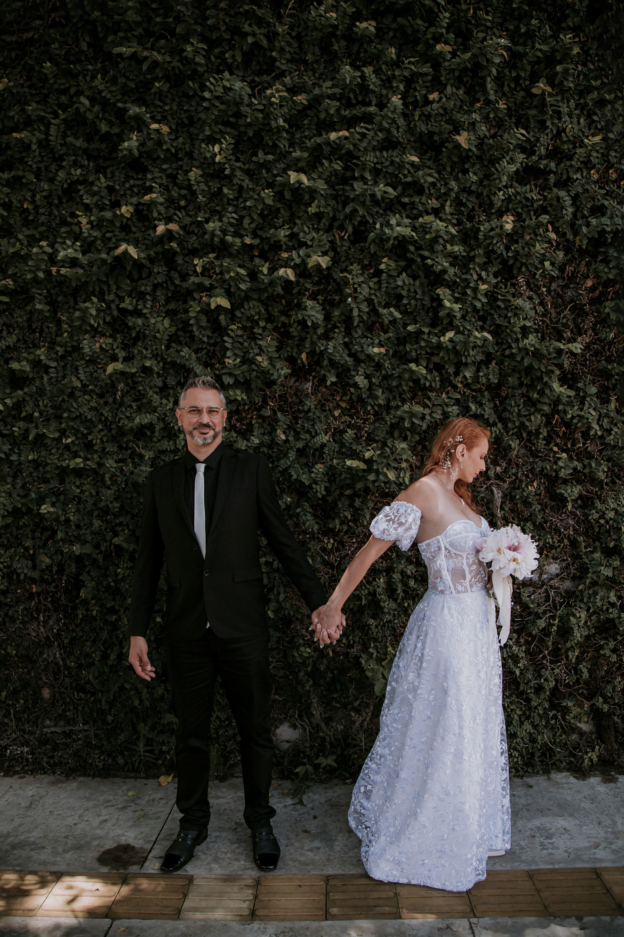 Quer me amar?
O grito incessante
De quem morreu. 
Morreu entre não quereres. 
Morreu no abandono. 
Na sede de carinho. Esquecida, 
Morreu à míngua
Na oração de todo dia, 
Ela gritava por dentro 
Pedia a um Deus, inexistente, indiferente. 
Que queria ser amada. 
Mas a mágoa a esmagava por dentro 
A calava, anulava
Como pessoa, como mulher, como ser existente, 
Implodiu seu sentir 
Tirou dela o sentido. 
O mundo, a deixou doente. 
Criou muros, se escondeu. 
Virou noites, adoeceu. 
Quisera ser alguém. 
Aquela que magoaria? 
Que desprezaria? 
Não, isso ela nunca conseguiu. 
E por mais que quisesse. 
Atrás de muros se guardaria. 
Um certo olá, 
Um certo amar, 
Um certo poeta, 
A veio despertar. 
Para um amor que pra ela não existia. 
Mas ele a apresentaria, a ensinaria. 
Um amor tão grande, 
Que de supetão e bolas de demolição 
Rompeu todas as barreiras de medo. 
E a transformou na mulher mais feliz e amada. 
Então, ela percebeu, 
Que entrelaçadas aos seus desejos, 
Outra linha estava, a dele. 
Mesmo antes de o conhecer. 
E estaria até o fim do mundo, acontecer.

Eliz Leão