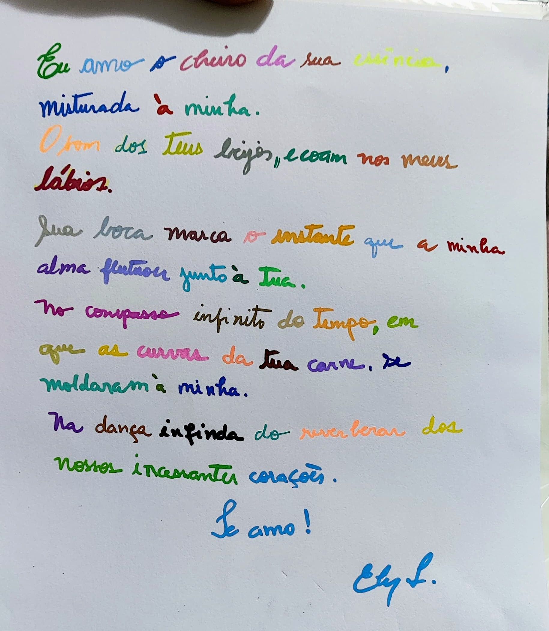 Eu amo o cheiro da sua essência 
misturada à minha.

O som dos teus beijos, ecoam nos meus lábios 

Sua boca marca o instante que a minha alma flutuou junto à Iua.

No compasso infinito do tempo, em que as curvas da tua carne, se moldaram à minha.

Na dança infinda do reverberar dos nossos incessantes corações.

Te amo!

Eliz Leão
@literunico