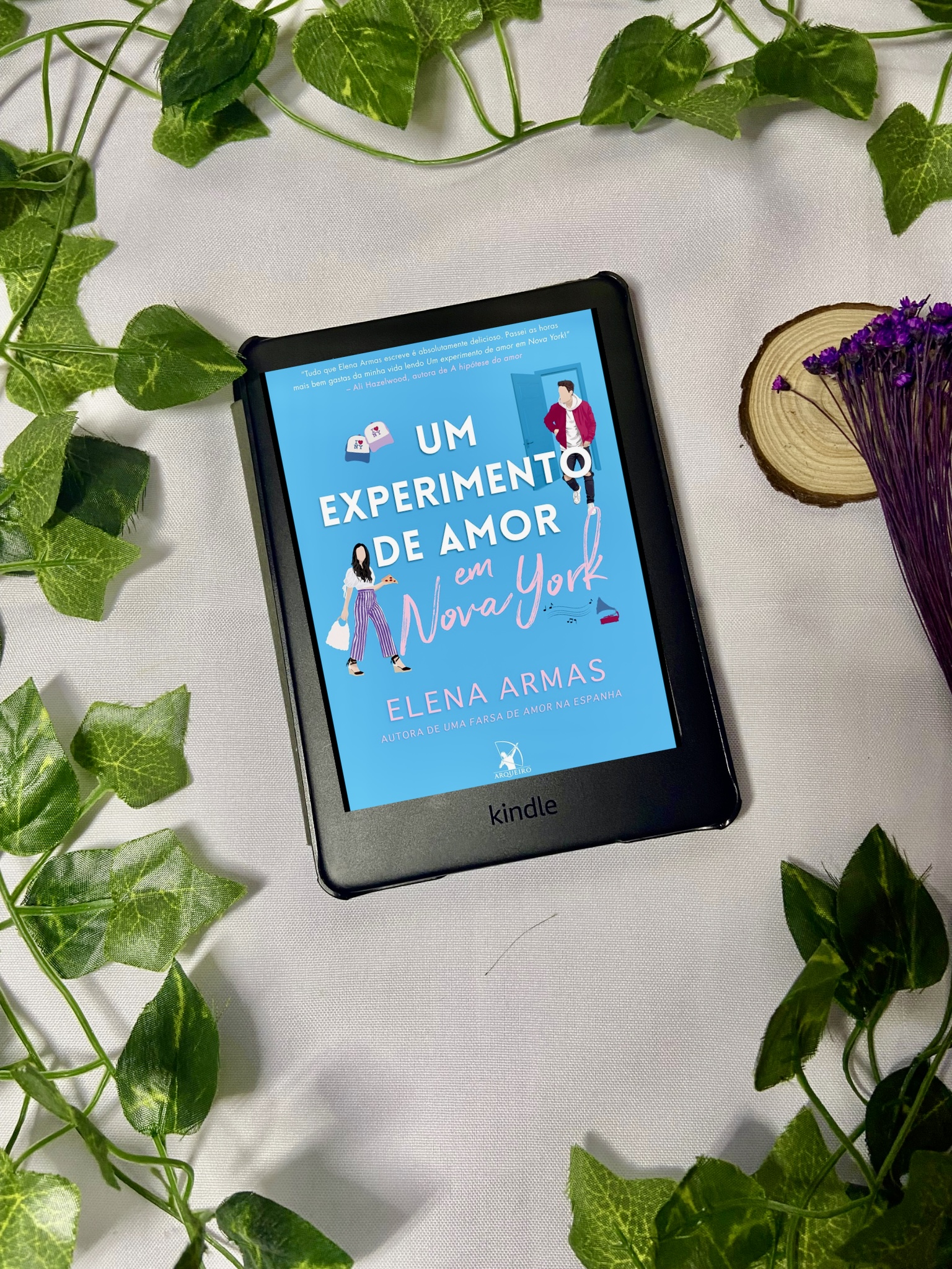 Livro: Um Experimento de Amor em Nova York
Autora: Elena Armas
Páginas: 490 | +16 anos

Rosie Graham tinha uma carreira consolidada, algo que enchia seu pai de orgulho. No entanto, ela sentia que algo estava faltando. Quando escreveu seu primeiro romance e recebeu um bom retorno, decidiu abandonar sua carreira e salário para viver esse sonho.

Lucas é primo da melhor amiga de Rosie, Lina. Após alguns acontecimentos em sua vida pessoal, ele decide viajar por um tempo antes de voltar para a Espanha. Nesse período, sua prima lhe oferece o apartamento dela, já que estará em lua de mel. O que nem Rosie nem Lucas esperavam era que um acidente a obrigasse a deixar seu apartamento, forçando-a a encontrar outro lugar para ficar. Foi então que teve a brilhante ideia de passar esses dias no apartamento de Lina.

O primeiro encontro entre os dois já dita o ritmo do livro. Rosie acredita que alguém está tentando arrombar a porta do apartamento, mas, na verdade, é apenas Lucas entrando com as chaves. A amizade entre eles surge instantaneamente, contudo, Lucas não sabe que Rosie já conhecia ele das redes sociais e ficava admirando toda a beleza física do rapaz, que é surfista profissional.

Como em todo livro de romance, existem os clichês, e apesar de serem os mesmos, gostei muito de como a autora desenvolveu a amizade dos dois e a tensão s4xual também. O fato de Rosie achar Lucas um príncipe e a autora ir demonstrando como ele realmente é diferenciado tornou a história fluida e leve.

Lucas está passando por questões sérias, com dilemas sobre sua profissão, e a companhia de Rosie lhe dá um propósito diferente. Já Rosie está nervosa e com bloqueio criativo; é nesse momento que Lucas propõe que eles façam encontros de mentirinha, para que Rosie tenha ideias suficientes para lhe ajudar no seu próximo romance.

É um livro de romance clichê no bom sentido. É bem escrito, engraçado e muito maduro, super recomendo para aqueles que gostam do gênero.

#resenhas #UmexperimentodeamoremNovaYork
📖 [Ver livro](https://www.literunico.com.br/books/266)