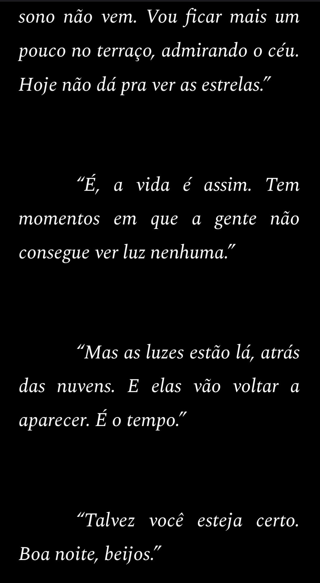 Duda & Davi trocam mensagens à noite. 

Capítulos 1 ao 10 de Carícias sob o céu: a história de Duda & Davi aqui no Literunico — GRÁTIS 
Capítulos 11 e 12 por R$ 1,00