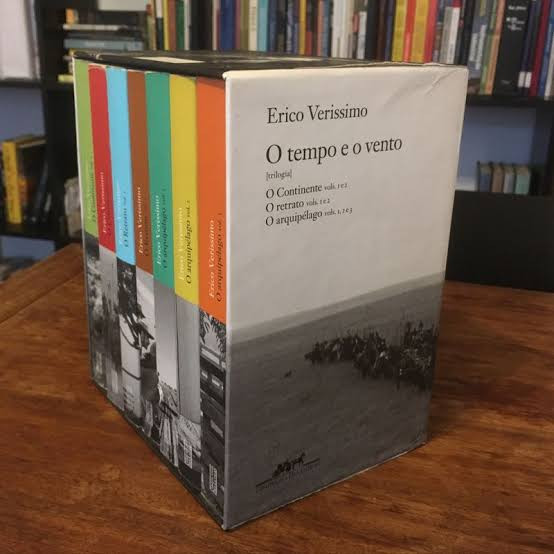 Literunico nos pergunta no desafio dos 365 dias:
1 - Qual seu livro preferido dentre todos (sem ser seu)?

Meu livro preferido é, na verdade, uma série toda: O tempo e o Vento, de Érico Veríssimo.
Esse autor é o meu preferido de todos os tempos. Comecei lendo Clarissa, Música ao Longe, Olhai os lírios do campo e acabei lendo toda a literatura adulta, de viagens e a autobiografia dele. Só não li alguns infantojuvenis  (nunca é tarde).
Em O tempo e o vento tenho meus personagens preferidos da literatura. Ana Terra e Capitão Rodrigo me fizeram chorar tanto que meu óculos embaçava e eu precisava parar um pouco de ler. Me senti viajando no tempo para as origens da colonização do meu estado. E eu, que não sou tradicionalista, fiquei orgulhosa da nossa terra e da nossa História.

#desafio