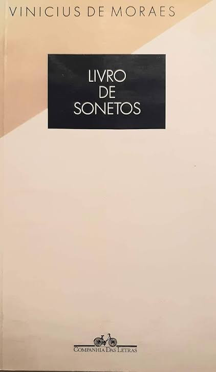 O tema do Livro que apoia o #desafio de hoje é:
34 - Fale sobre um de seus livros de poesia preferidos.

Li esse livro quando estava no Ensino Médio. Sempre gostei de sonetos e sei vários deles de cor. 
O ano letivo terminou e eu não consegui entregar o livro na biblioteca da escola. Levei comigo para a praia, li e reli mil vezes. No início do ano seguinte, corri para devolvê-lo. A próxima pessoa que pegou emprestado não fez o mesmo. 😑
Até citei alguns poemas desse livro na minha Duologia e em Amor no sofá. 

#Link365TemasLivros