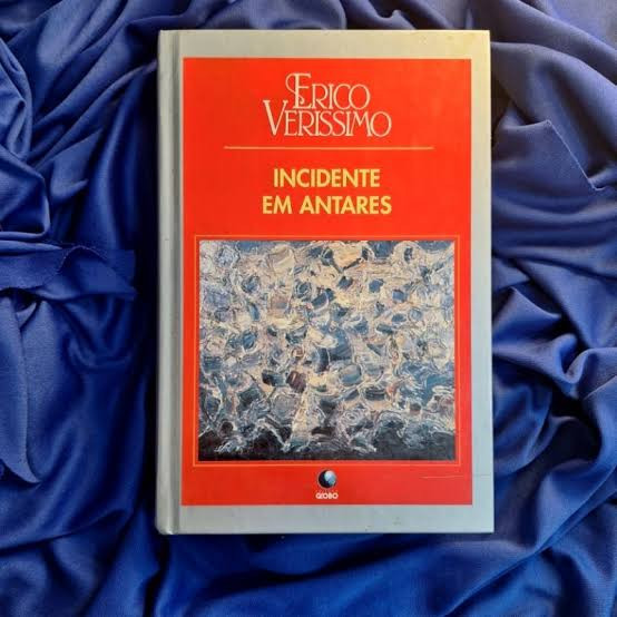 O tema do Livro que apoia o #desafio de hoje é:
36 - Fale sobre um de seus livros preferidos surrealista.

Acho que não li nenhum livro surrealista. Então vou para o realismo mágico e para o meu autor favorito. "Incidente em Antares" é um romance de Érico Veríssimo que conta a história de sete mortos que ficam insepultos devido à greve dos coveiros e resolvem voltar para a cidade e jogar toda a merda no ventilador (já que estão mortos e não devem nada a ninguém). Foi adaptado para a televisão, acho que no formato de uma minissérie.

#Link365TemasLivros