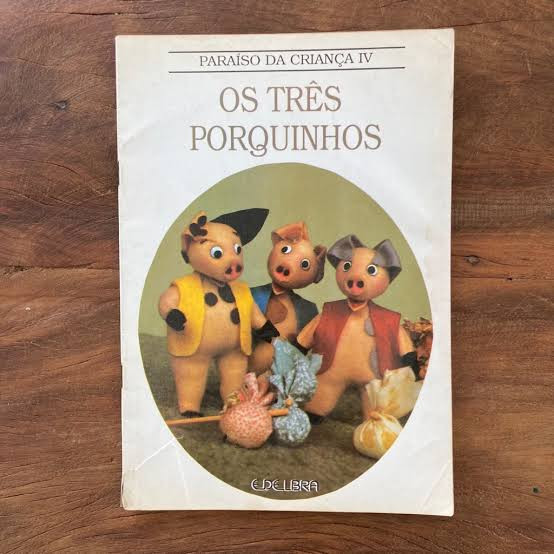 O tema do Livro que apoia o #desafio de hoje é:
41 - Fale sobre o primeiro livro que você leu ou que você se recorda da história.

Li muitos livros da série Paraíso da Criança. E um dos primeiros livros que li, ali pelos sete anos, foi "Os três porquinhos". Acho que não era dessa coleção, então imagem meramente ilustrativa. 
O que mais me marcou foi que o porquinho estava jantando quando o lobo derrubou a casinha dele. O mingau virou e a maçã caiu no chão. Fiquei tão traumatizada que odeio ver comida indo fora até hoje. (Se você já leu essa história, sabe o quanto me marcou 😂😂😂)

#Link365TemasLivros