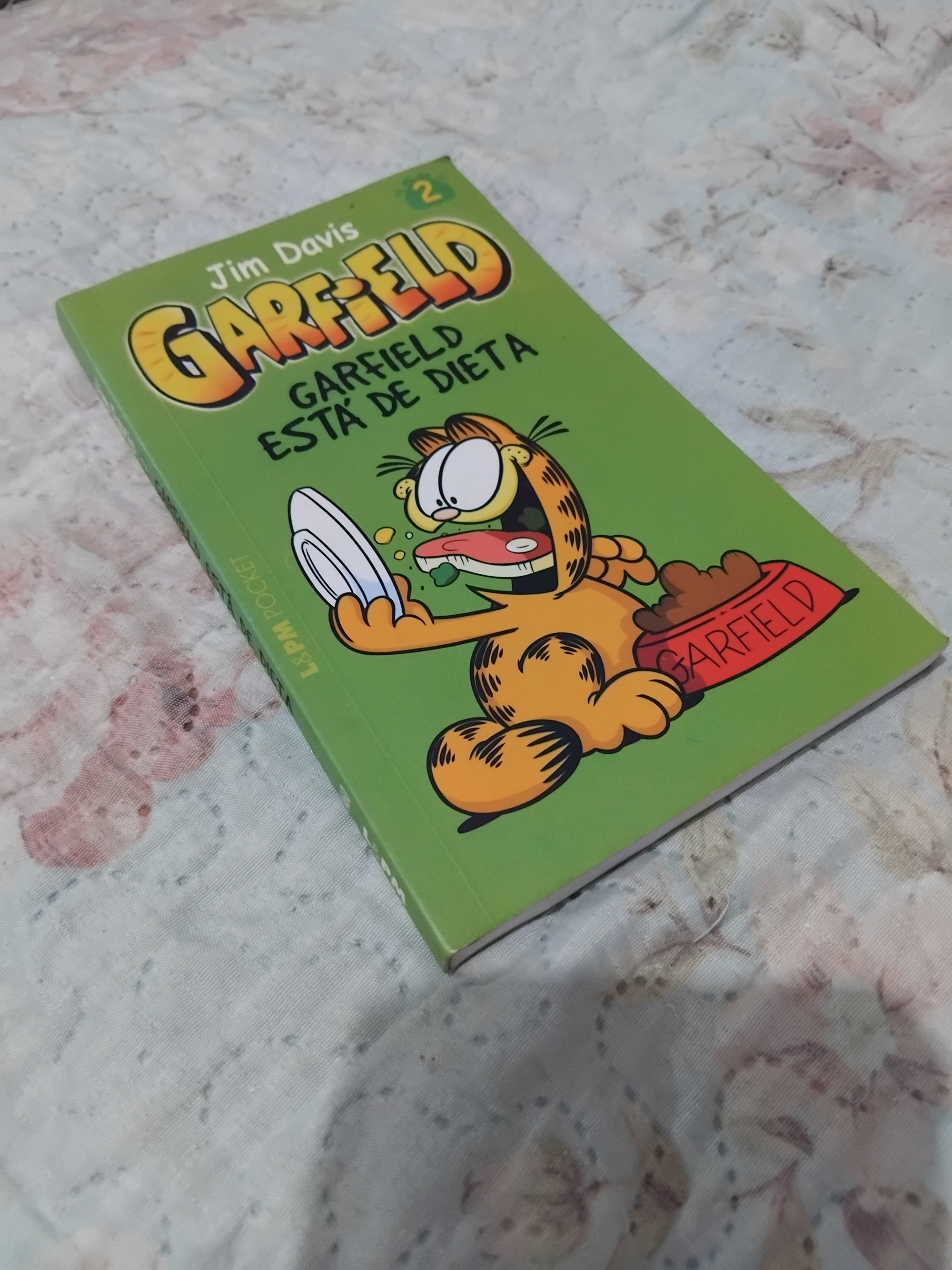 O tema do Livro que apoia o #desafio de hoje é:
63 - Fale sobre um livro que fala sobre bulimia ou traumas alimentícios.

Tô roubando no jogo? Provavelmente tô. 😂😂😂😂😂
Não lembro de nenhum livro sério que tenha lido sobre transtornos alimentares. Então vamos falar de traumas alimentícios. 
Garfield é um gato dos quadrinhos famoso por adorar lasanha (e odiar segundas-feiras. Não julgo, inclusive concordo). Jon, seu tutor, vive tentando colocar o gorducho em uma dieta, mas ele sempre dá um jeito de se escapar e comer como se não houvesse amanhã (ah, Garfield, te entendo). 
A HQ de Garfield é recheada de piadas que quem tem gato entende muito bem, além da própria mitologia interna deles. Destaque para o cão Oddie, que sempre apanha do gato. 

#Link365TemasLivros