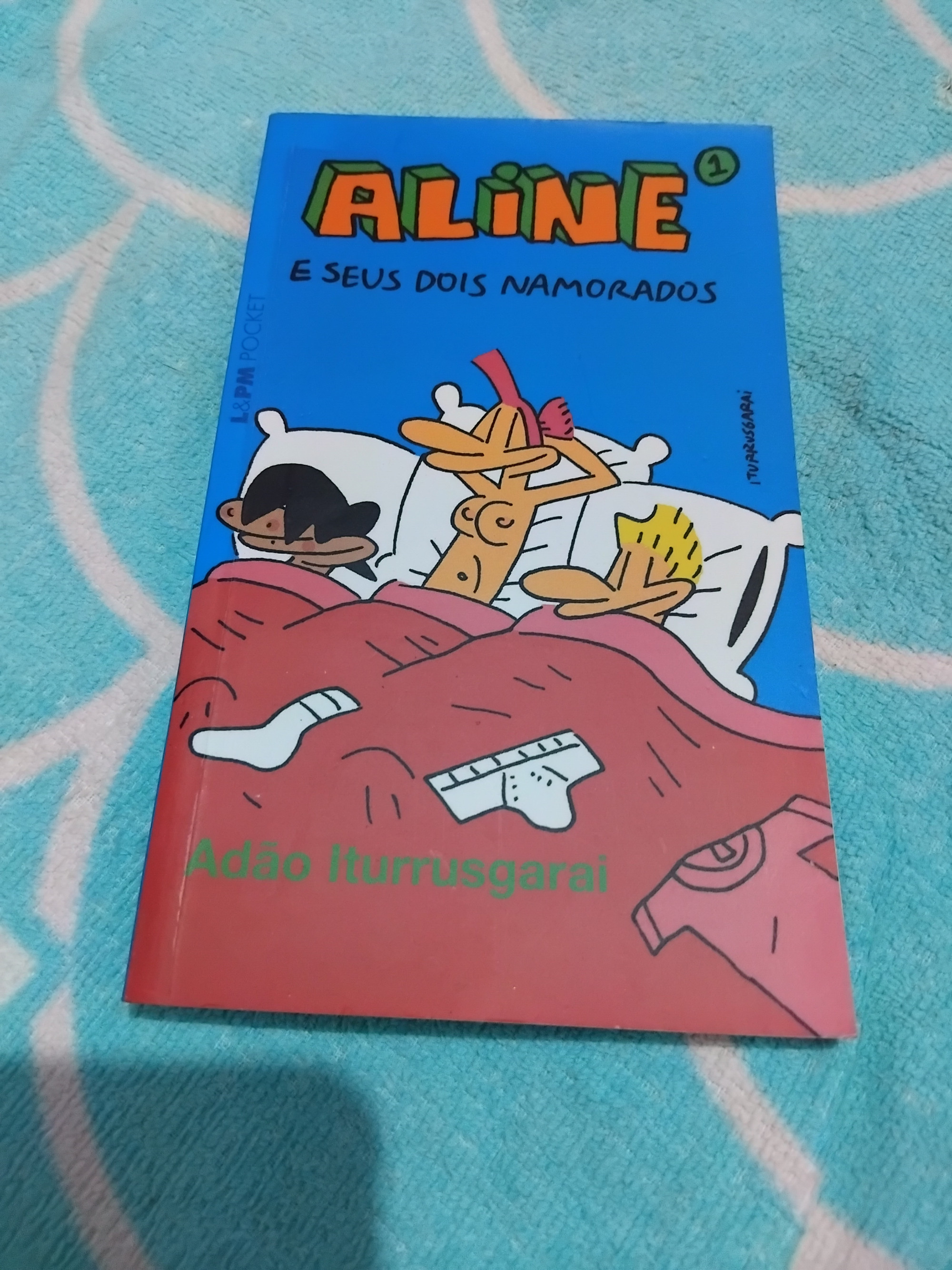 O tema do Livro que apoia o #desafio de hoje é:
64 - Fale sobre um livro de paródia escrachada.

Aqui não tem "Dona Flor e seus dois maridos", tem "Aline e seus dois namorados". Mais um livro de quadrinhos da L&PM que eu adoro. 
São tirinhas curtas explorando essa relação a três (olha, é um trisal em V, ela até sacaneia os dois dizendo para se divertirem sem ela e eles ficam com cara de pastel). Livro engraçado, recomendo.

#Link365TemasLivros