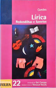 O tema do Livro que apoia o #desafio de hoje é:
80 - Fale sobre um livro de poesias que você acha incrível em qualquer situação.

Primeiramente, não sei se em qualquer situação.
Segundamente, não sei se já não citei esse livro no desafio. Acho que já postei sobre ele, mas não no desafio. 

Este foi o meu primeiro contato com Camões. Comprei este livro em uma loja de R$ 1,99 no tempo em que tudo na loja custava R$ 1,99. Deve ter sido no fim dos anos 90. Amei os sonetos e redondilhas. Mais tarde, já professora, levei o livro para mostrar aos meus alunos. A essa altura a cola da encadernação (vagabunda) já tinha estragado e eu tinha mandado encadernar o livro com espiral. Ao chegar em casa, verifiquei que tinham arrancado a página onde havia o poema "Amor é fogo que arde sem se ver". 😕

#Link365TemasLivros