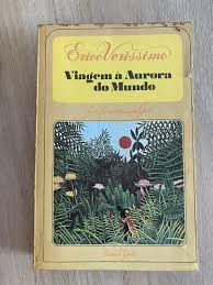 O tema do Livro que apoia o #desafio de hoje é:
133- Fale sobre um livro de história de dinossauros.

Esse tema acabou desenterrando em mim a lembrança de ter lido "Viagem à Aurora do Mundo", de Érico Veríssimo. Sempre digo que li toda a literatura adulta dele, mais alguns de viagem, a autobiografia e alguns infantojuvenis. Este é um deles. Lembro de ter gostado do livrinho na época e de que tinha dinossauros nele. 

#Link365TemasLivros