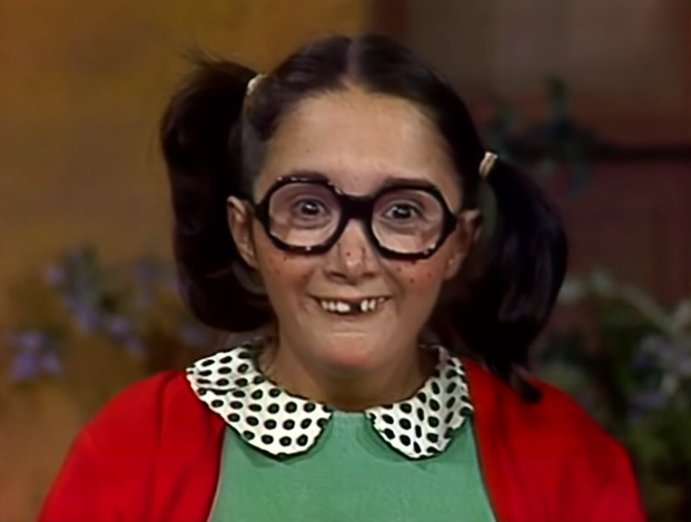 Bué, bué, bué, que coisa mais chata!
O pátio, tão quieto, a vila fechada
Chiquinha reclama, reclama, reclama!

"Foi o tonto do Chaves! Não foi minha culpa!"
Com lágrimas fingidas, tão cheia de astúcia,
Transforma o problema em ideia oportuna!

Ai, ai, ai, que vida cruel!
Devolva o meu churro, eu quero com mel!
E entre soluços, seu jeito encanta,
Num choro que sempre termina em uma trama!

De tranças dançantes, sardas na cara,
Quem não se rende à menina tão rara?
"Não fui eu, juro! Foi o Chaves, coitado!"
E o público ri, já cativado.

Chiquinha chorona, rainha do drama,
Fez do pátio o maior palco
Bué, bué, bué, que vida sofrida!
Mas quem não queria essa amiga  querida?

Eder B. Jr.