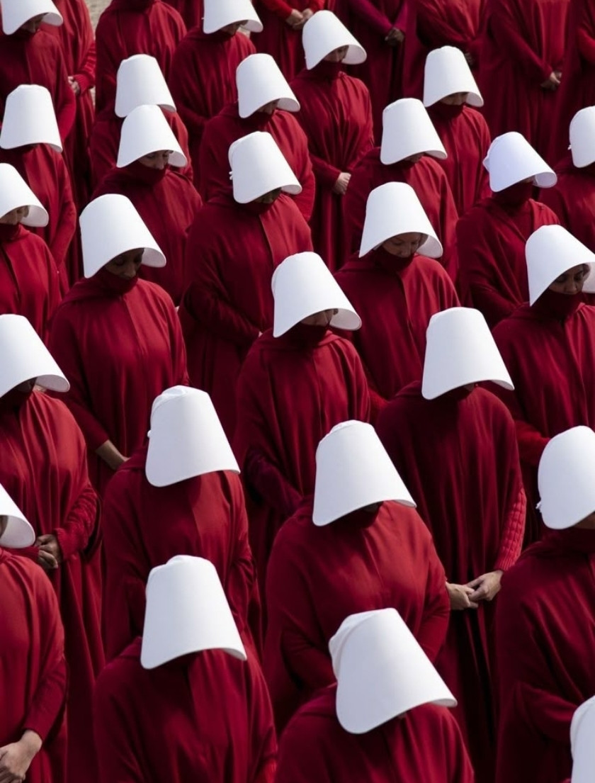 Aias da revolução
Poder em suas mãos
Força & Ação

Tempos submissos
Basto ódio
Subversivas

Filhos do sistema
Gilead vive
Usurpadora

Revolucionárias
Sejam feitas
Heroínas

Derrubada
Sistêmica
Liberdade

-----
JJr. 

(Baseado no livro "O Conto da Aia - Margaret Atwood".)