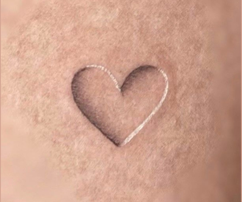 Tatuagem 

Feito tu

Em minha mente

Escondida

Quase ausente.

Ei de lembrar 

Da marca.

O amor

Cicatriz

Se faz presente.

Escondo você 

Bem no fundo.

Sabia se faz

De esperas

Imaginação afluente.

Criatividade ávida 

Feito ave.

Ninhos em voos

Rasantes puras penas

que marca-nos.

~*~

JJr.